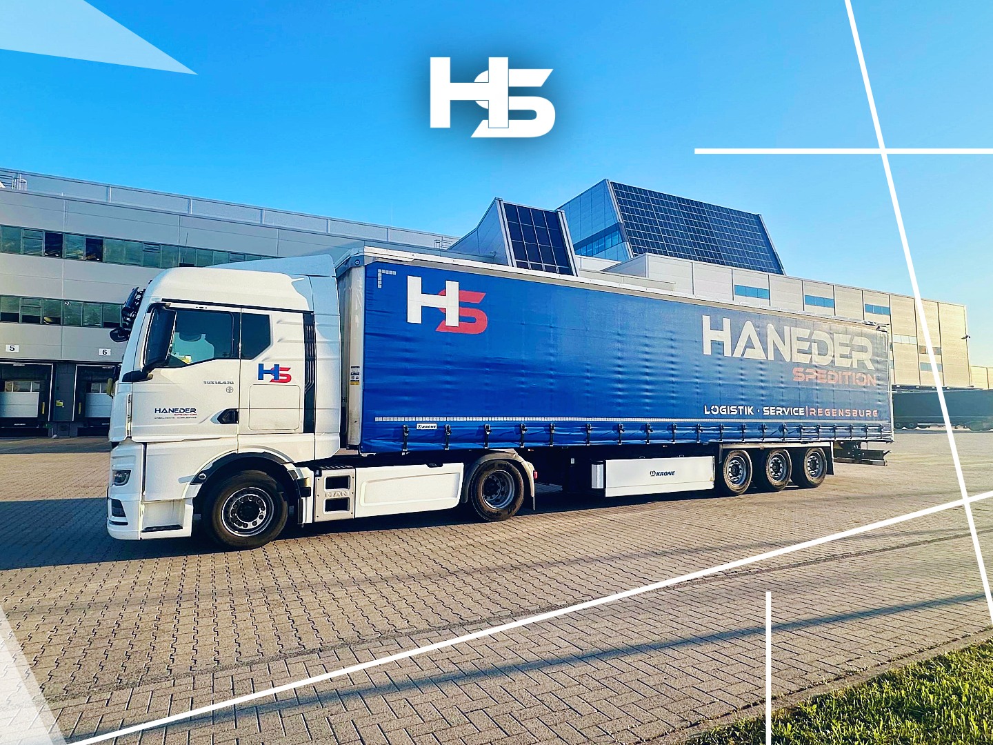 HANEDER Sattelzug mit blauem Planenauflieger vor dem Logistikzentrum