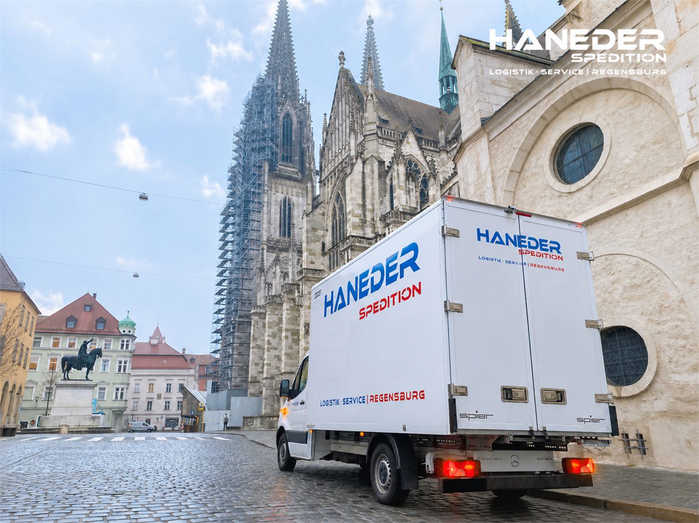 HANEDER Kofferfahrzeug bei der Zustellung in der Regensburger Altstadt, im Hintergrund der Dom
